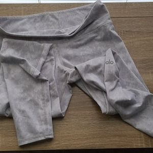 Alo small white leggings